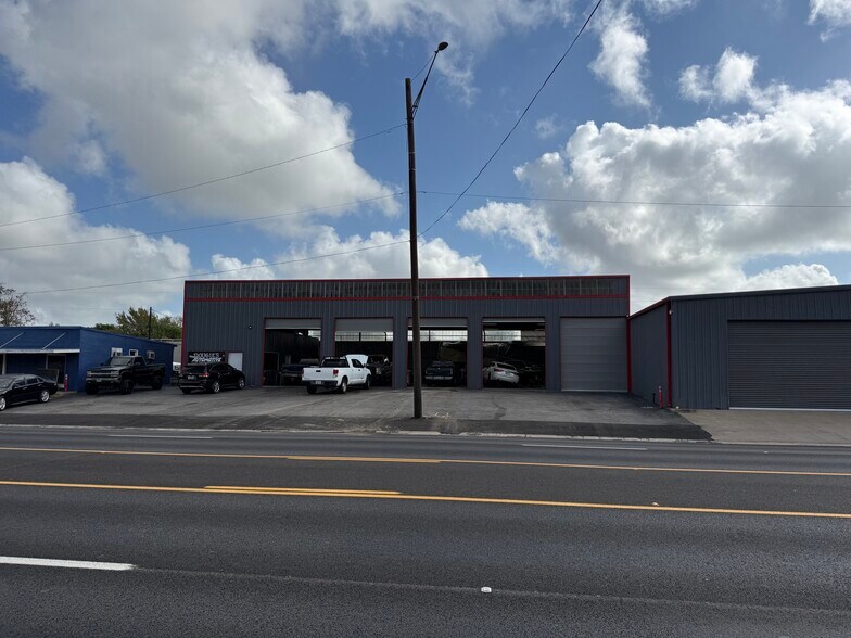 More Photos Of 1111 S Market St, Hearne Flex For Sale