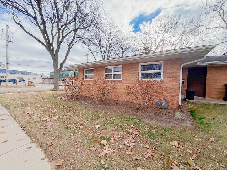 More Photos Of 515 Gold St, Green Lake Office For Sale