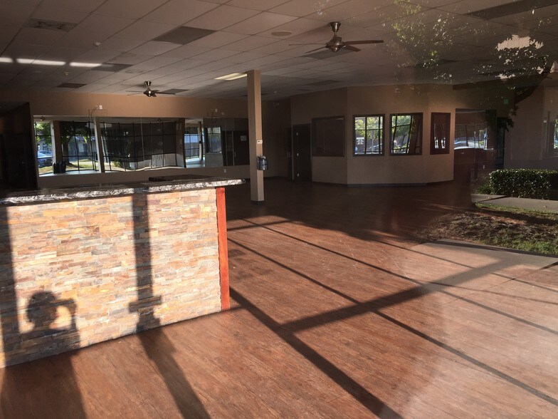 More Photos Of 72-76 Lake Blvd, Redding Storefront For Lease
