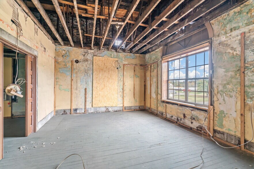 More Photos Of 824 Tennessee Ave, Etowah Storefront Retail Office For Sale