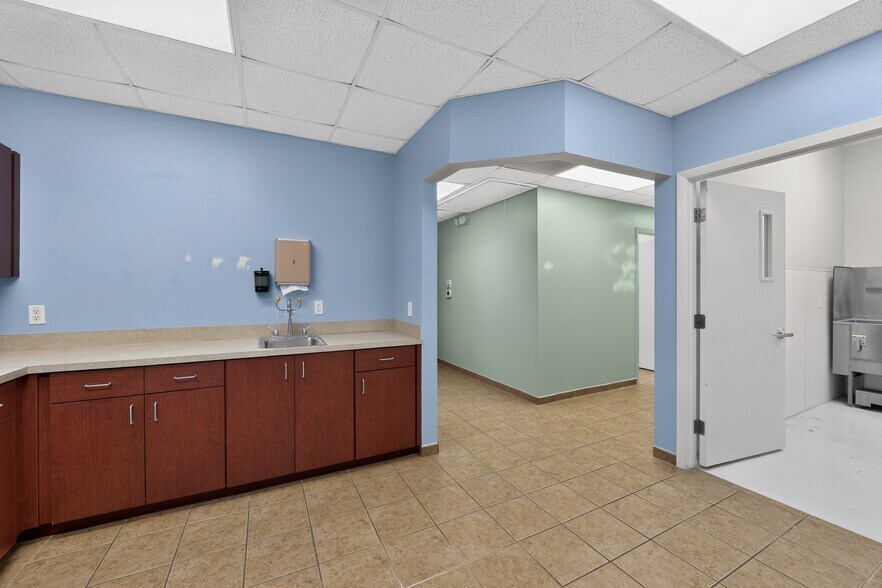 More Photos Of 2555 Pinellas Point Dr S, Saint Petersburg Veterinarian Kennel For Sale