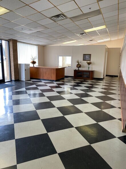 More Photos Of 3410 Bashford Avenue Ct, Louisville Light Distribution For Lease