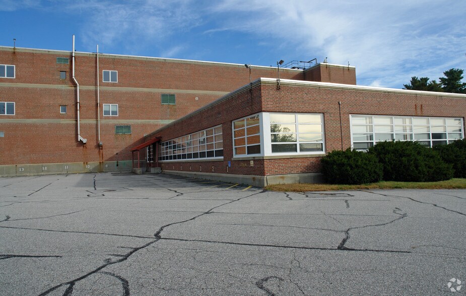 More Photos Of 40 Quarry Rd, Portland Distribution For Lease