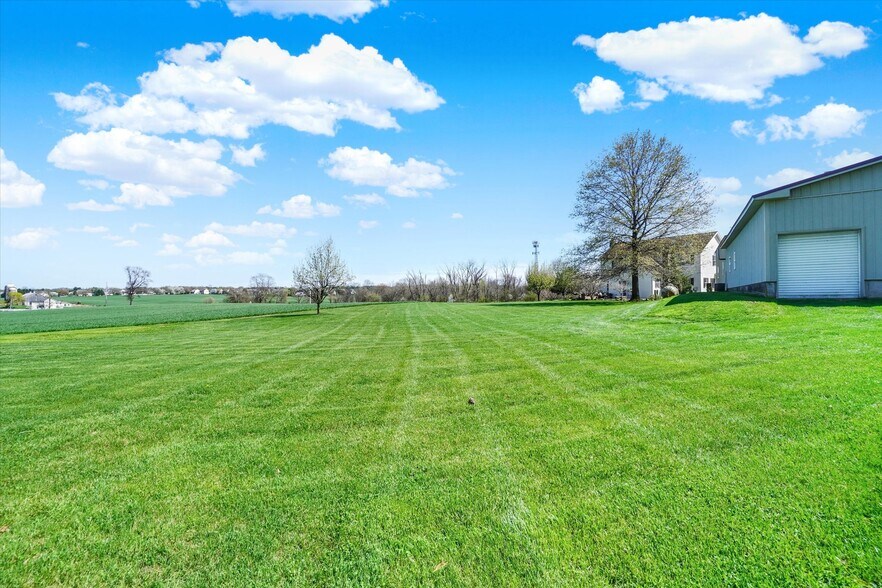 More Photos Of 2553 Roosevelt Ave, York Flex For Sale