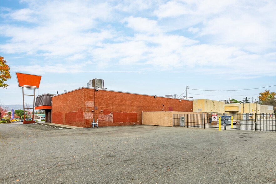 More Photos Of 1815-1985 Oro Dam Blvd E, Oroville Department Store For Sale