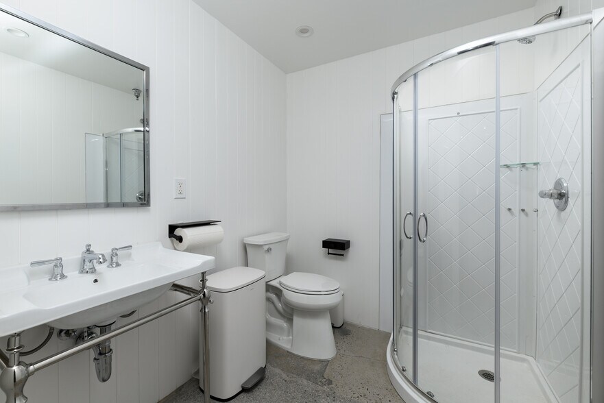 More Photos Of 2368 Eastman Ave, Ventura Distribution For Sale
