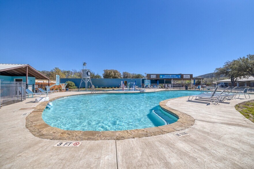 More Photos Of 49 Encino Dr, Concan Convenience Store For Sale