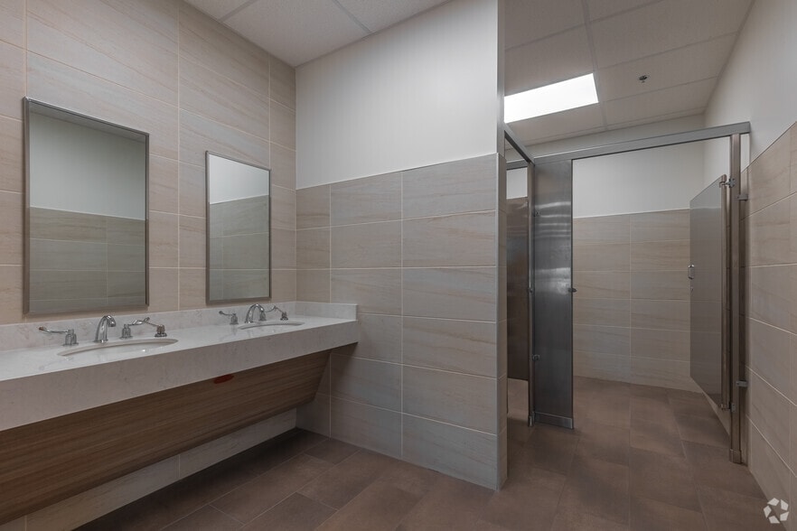 More Photos Of 210 Sunridge Blvd, Wilmer Distribution For Lease