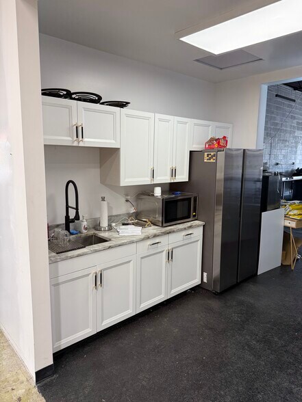 More Photos Of 24061 W 10 Mile Rd, Southfield Storefront Retail Office For Sale