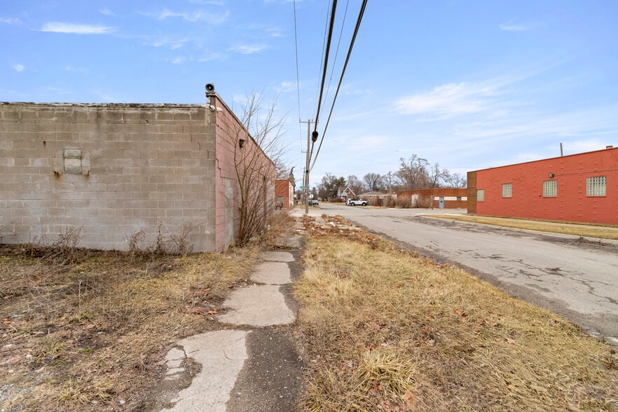More Photos Of 6870 E Davison St, Hamtramck Industrial For Sale