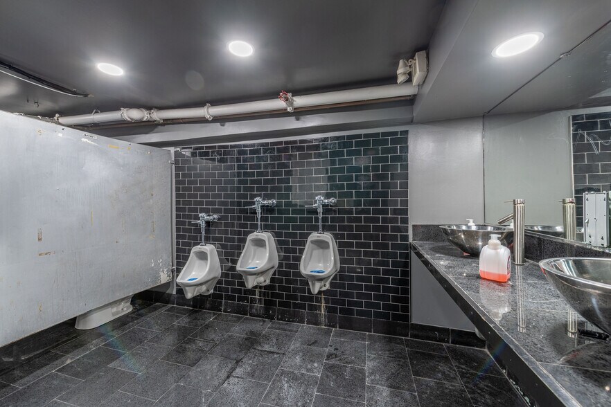 More Photos Of 112 Chestnut St, Philadelphia Storefront Retail Residential For Sale