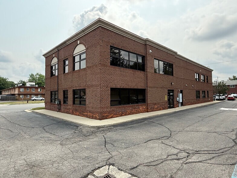 More Photos Of 30075 Greenfield Rd, Southfield Medical For Sale