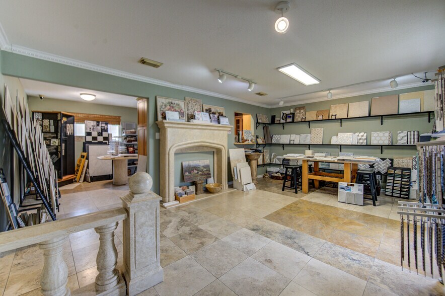 More Photos Of 1100 S Persimmon St, Tomball Warehouse For Sale