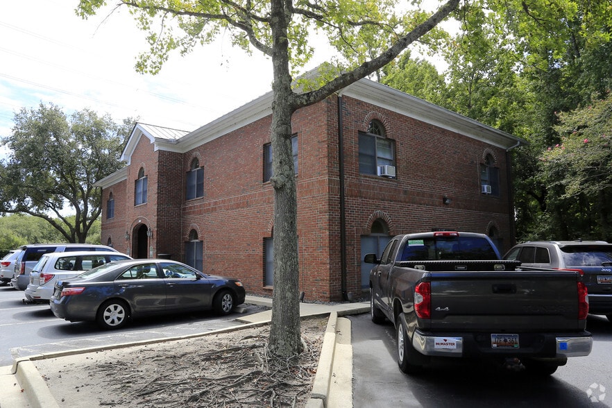 More Photos Of 880 Johnnie Dodds Blvd, Mount Pleasant Office Residential For Lease