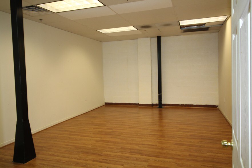 More Photos Of 3852 Dulles South Ct, Chantilly Warehouse For Lease