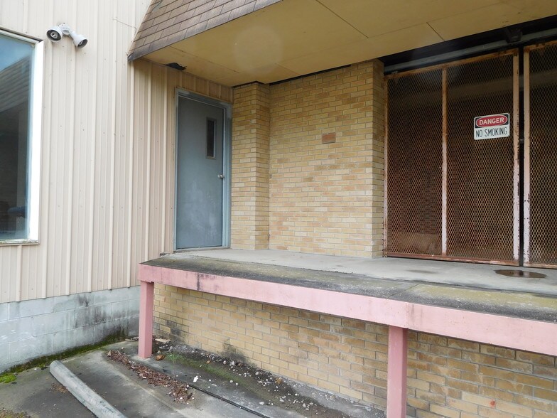 More Photos Of 212 Flint St, Clarksburg Service For Lease