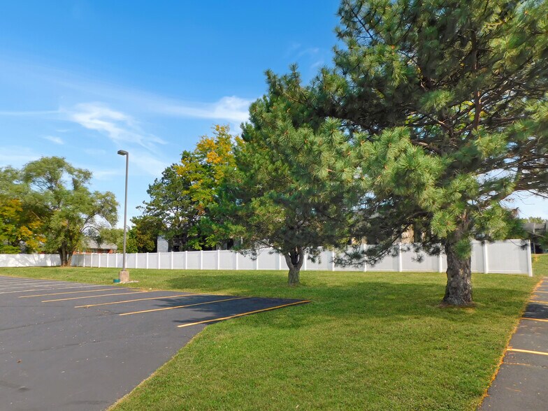 More Photos Of 769 N Blackhawk Blvd, Rockton Office For Lease