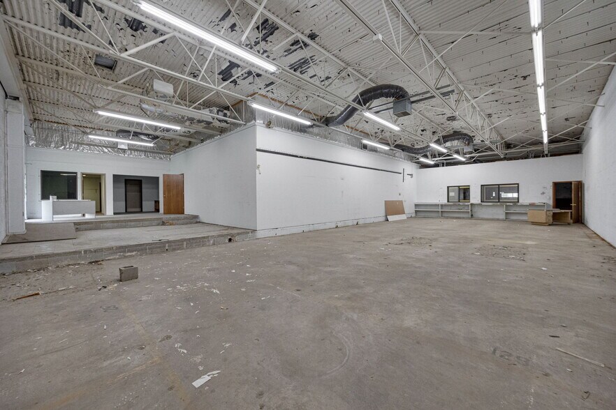 More Photos Of 610 Sainte Genevieve Dr, Sainte Genevieve Auto Dealership For Sale