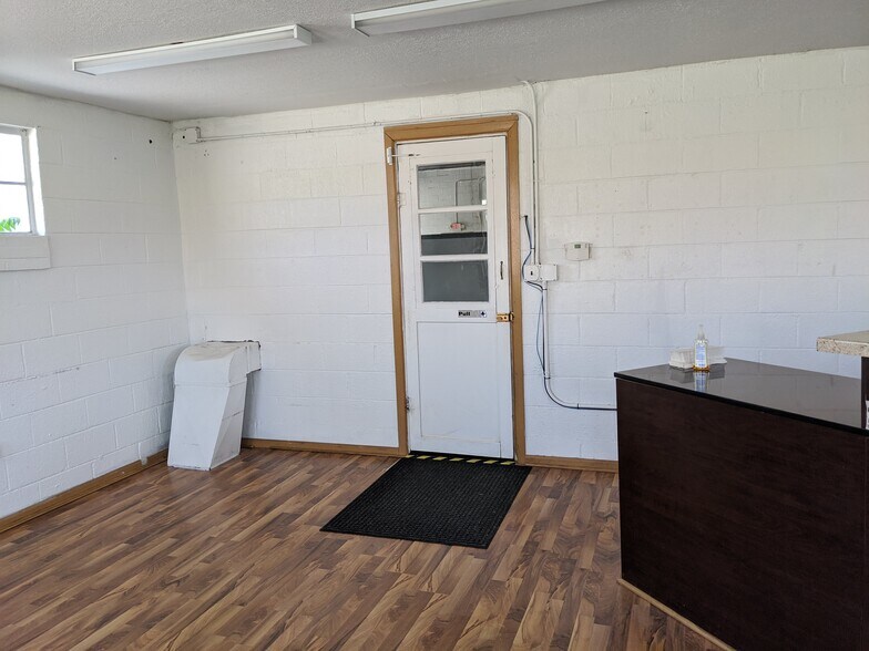 More Photos Of 250 S Kinzie Ave, Bradley Flex For Sale