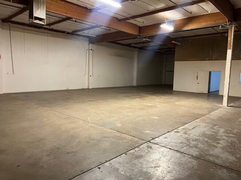 More Photos Of 2625 E University Dr, Phoenix Warehouse For Lease