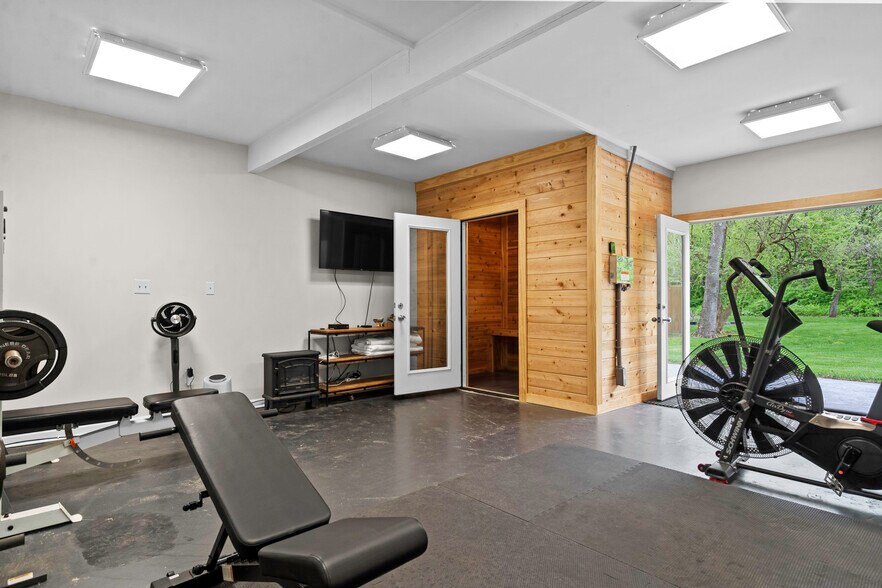 More Photos Of 11155 Hubbard Rd, Kansas City Flex For Sale