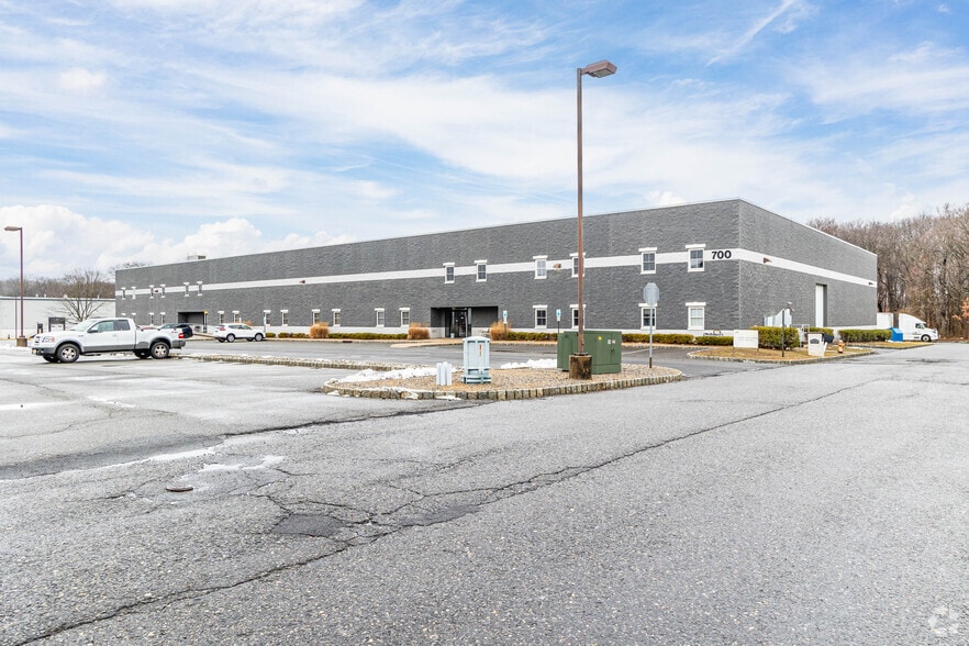 More Photos Of 700 Business Park Dr, Freehold Light Distribution For Lease