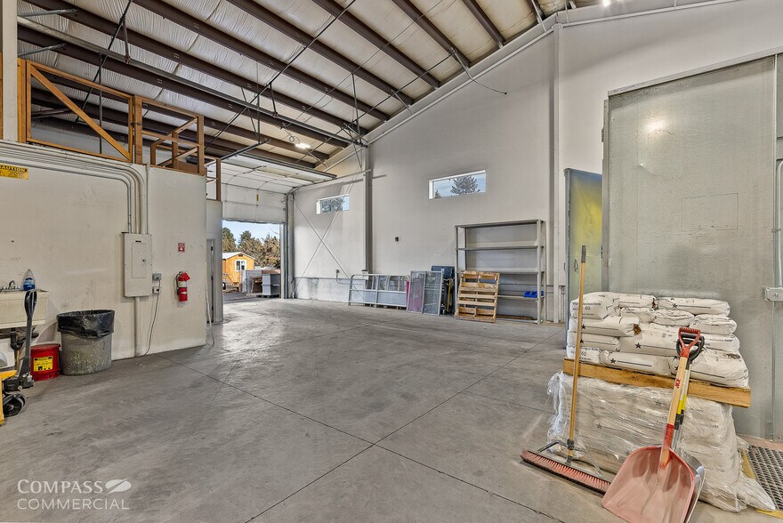 More Photos Of 20680 Carmen Loop, Bend Warehouse For Sale