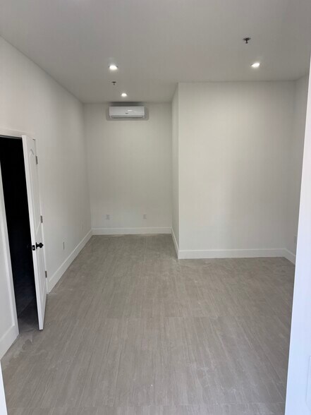 More Photos Of 6997 NW 50th St, Miami Warehouse For Lease