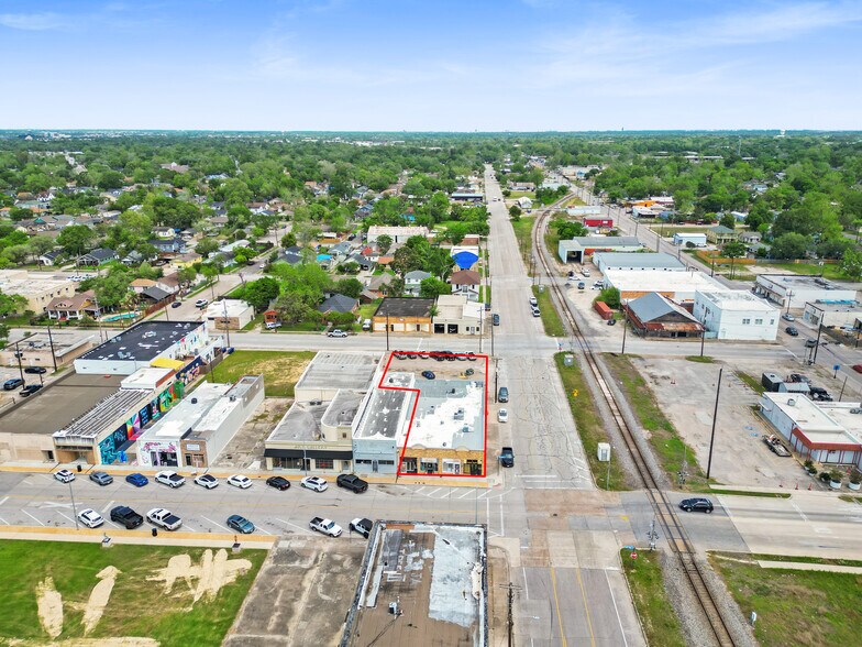 More Photos Of 100 W Texas Ave, Baytown Storefront For Sale