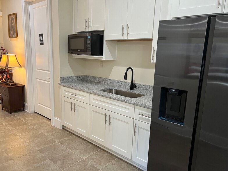 More Photos Of 4552 Jonesboro Rd, Forest Park Office For Sale