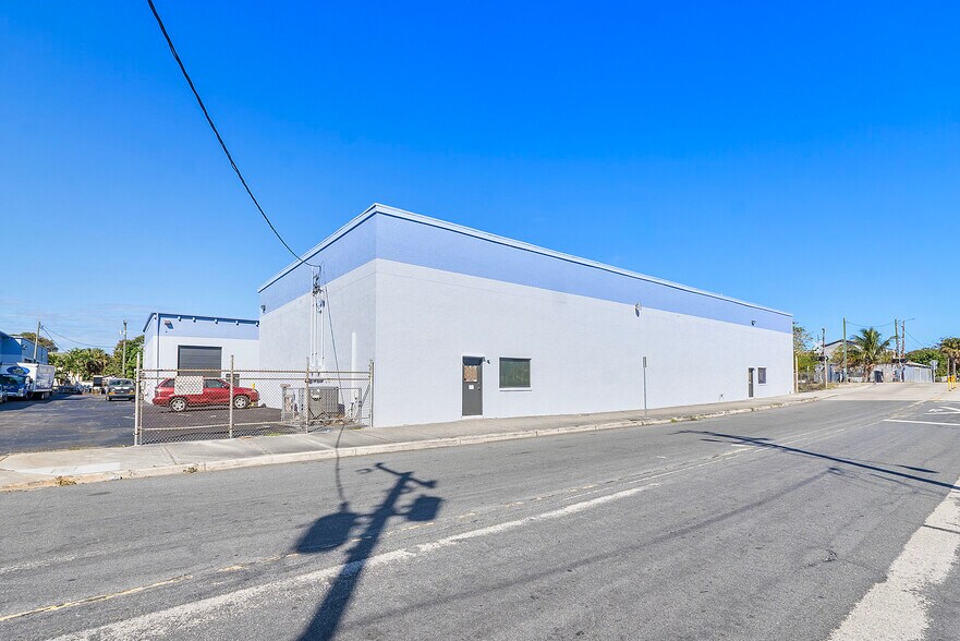 More Photos Of 601 Roseland Dr, West Palm Beach Warehouse For Lease