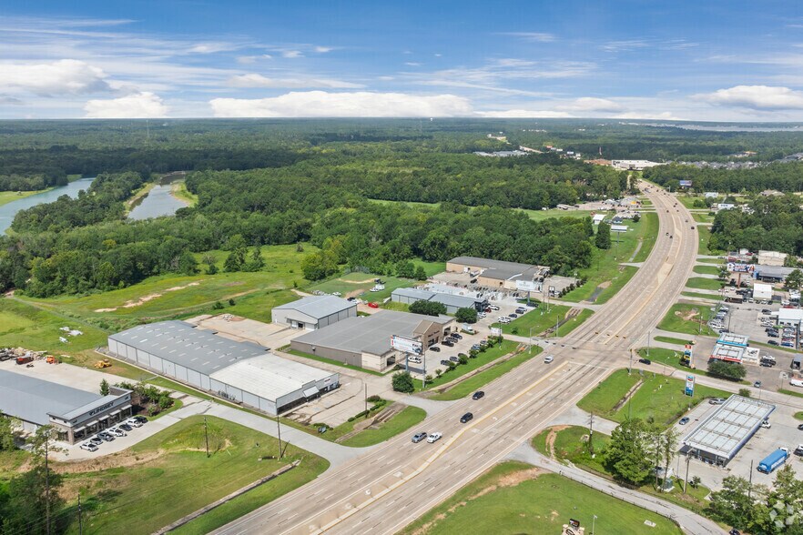 More Photos Of 5457 W Davis St, Conroe Showroom For Lease