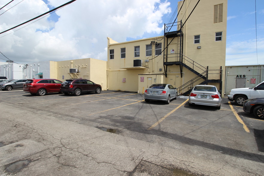 More Photos Of 1930-1934 Tyler St, Hollywood Office For Lease