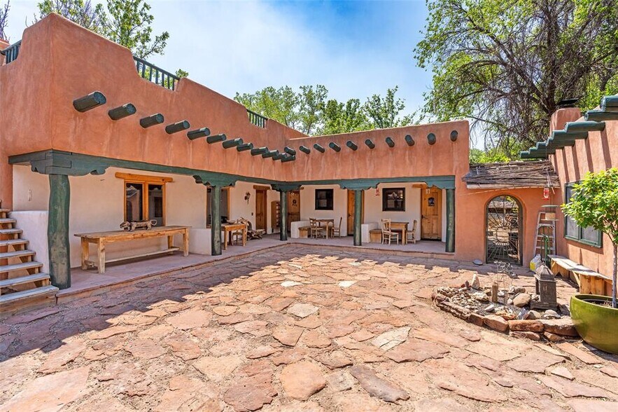 More Photos Of 18 Destierro Trail, Santa Fe Lodge Meeting Hall For Sale