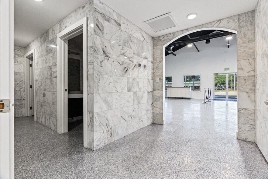 More Photos Of 389 N Us-17-92, Longwood Auto Dealership For Lease