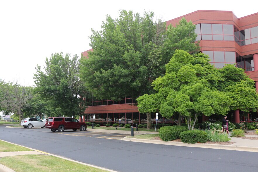 More Photos Of 3201 W White Oaks Dr, Springfield Office For Sale