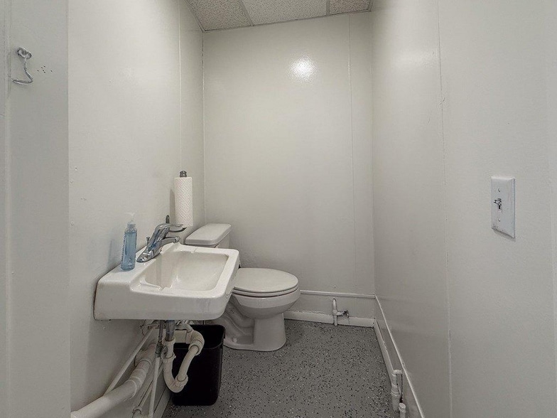 More Photos Of 54 Market St, Onancock Office For Sale