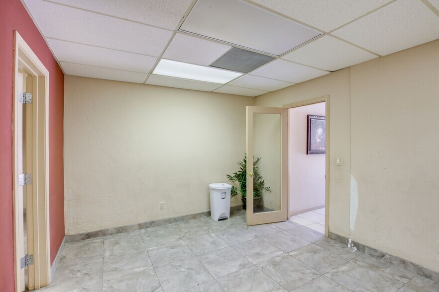 More Photos Of 4496 N Black Canyon Fwy, Phoenix Office Residential For Sale