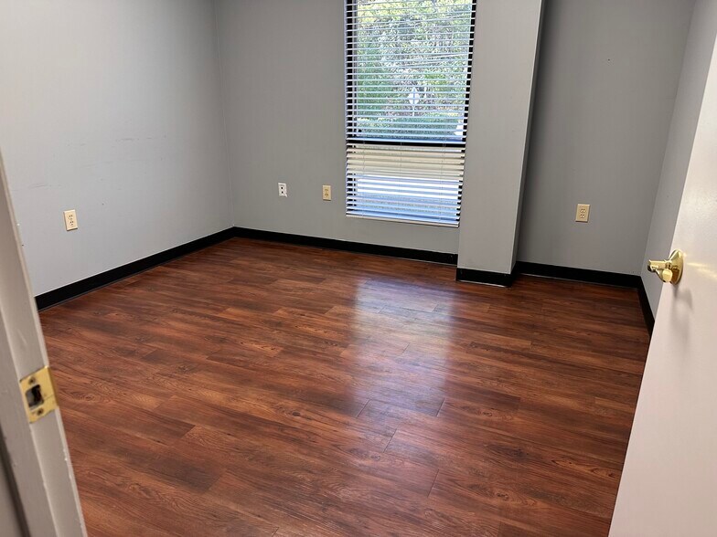 More Photos Of 297 Industrial Park Dr, Lawrenceville Warehouse For Lease