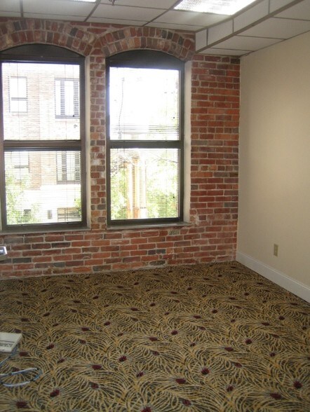 More Photos Of 108 Grace St, Wilmington Storefront Retail Office For Lease