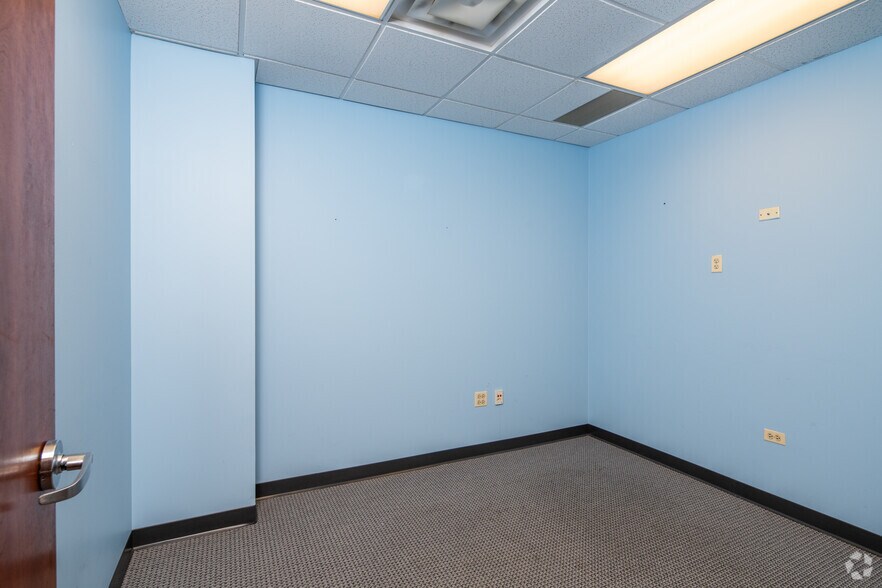 More Photos Of 610 S Maple Ave, Oak Park Office For Sale