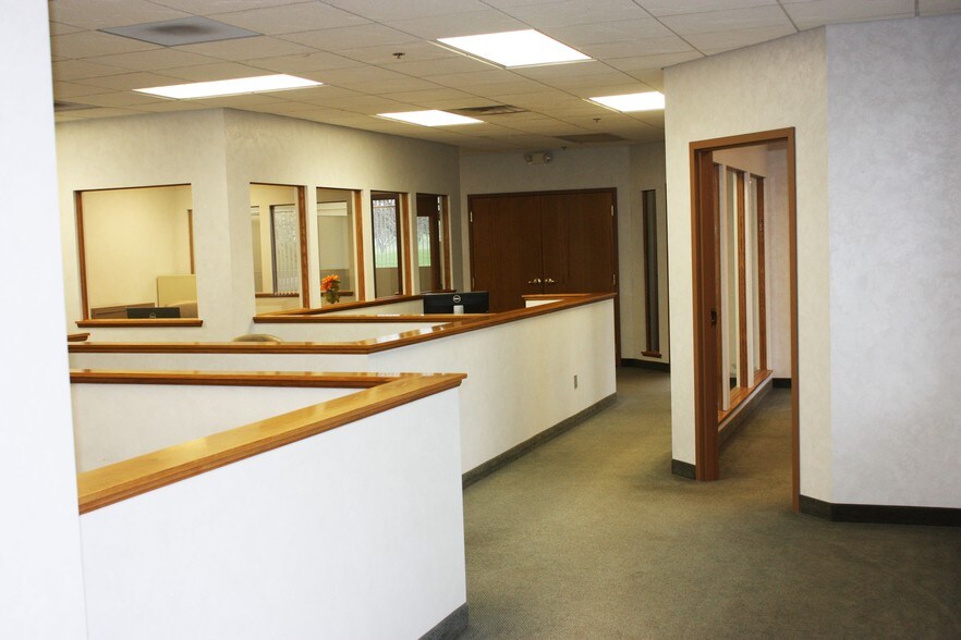 More Photos Of 2557-2571 Center Rd, Hinckley Warehouse For Lease