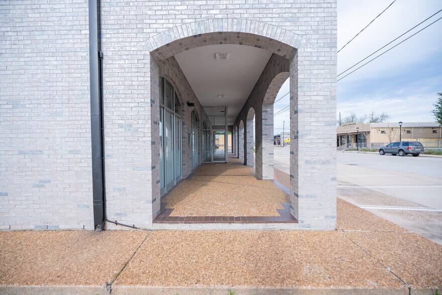 More Photos Of 2313 Main St, Waller Specialty For Lease