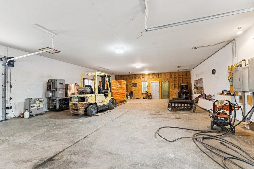 More Photos Of 630 W Elkhorn St, Arlington Freestanding For Sale