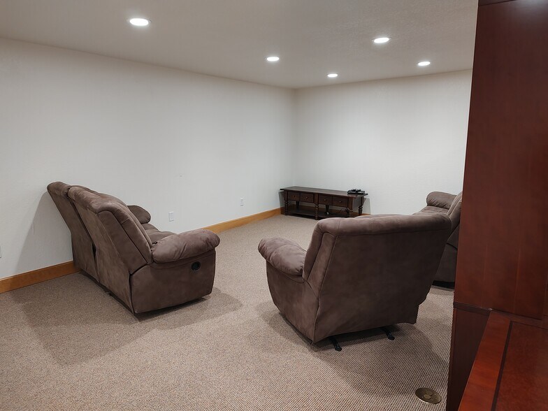 More Photos Of 7352 Greenridge Rd, Windsor Warehouse For Sale