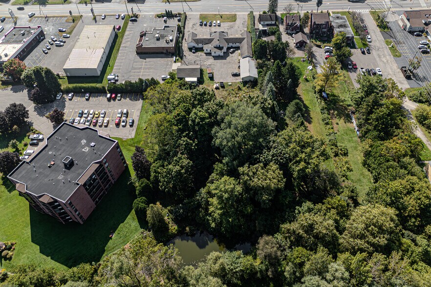 More Photos Of 139 Queensway W, Simcoe Hotel For Lease