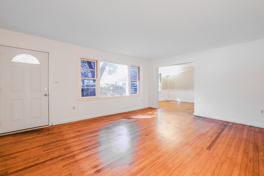 More Photos Of 112 E Derenne Ave, Savannah Office For Sale