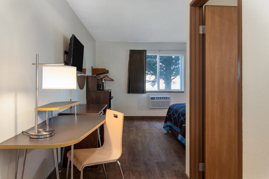 More Photos Of 105 Centennial Dr, Livingston Hotel For Sale