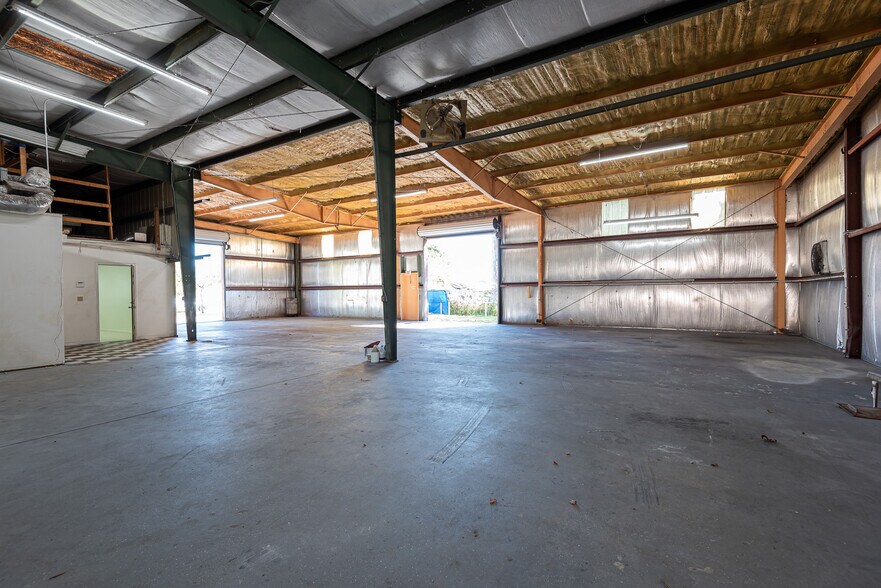 More Photos Of 420 NE 3rd Ave, Cape Coral Warehouse For Lease