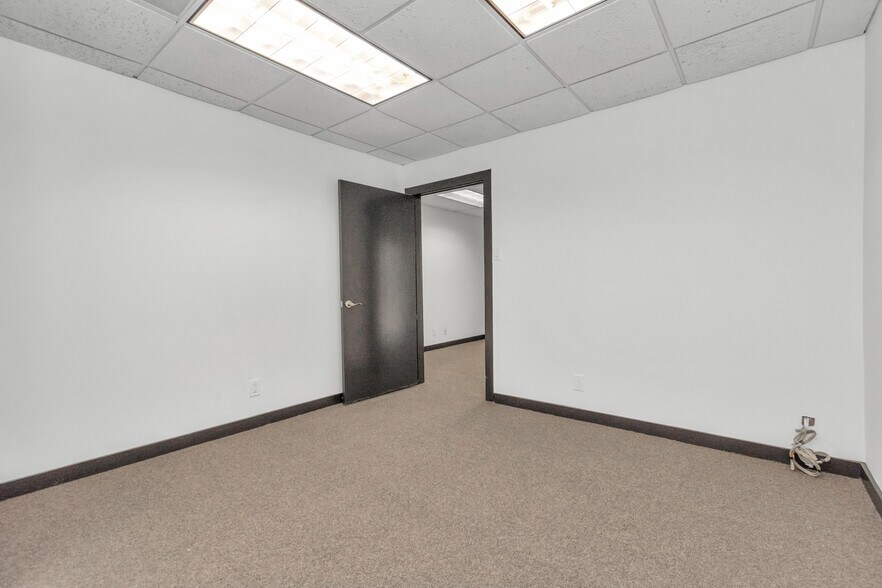 More Photos Of 8703 Meadowcroft Dr, Houston Medical For Lease